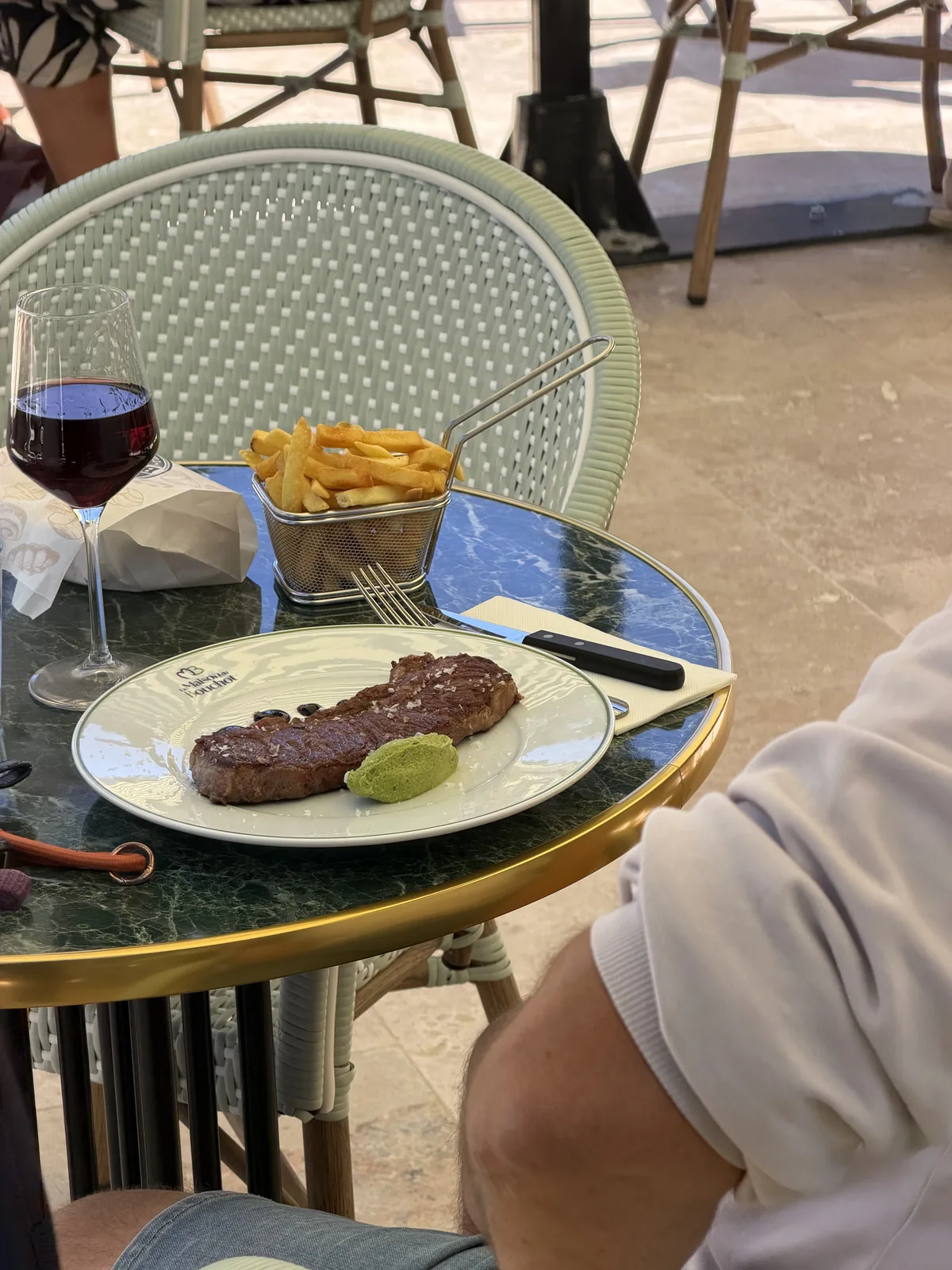 Entrecôte grillée et frites maison sur la terrasse